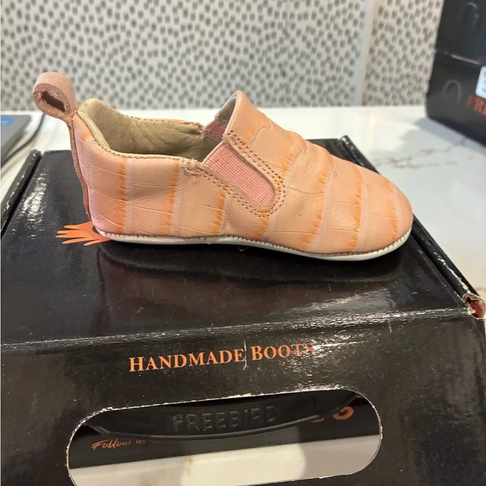 Freebird baby kick pink crocodile shoes size 12-18 months NWT
